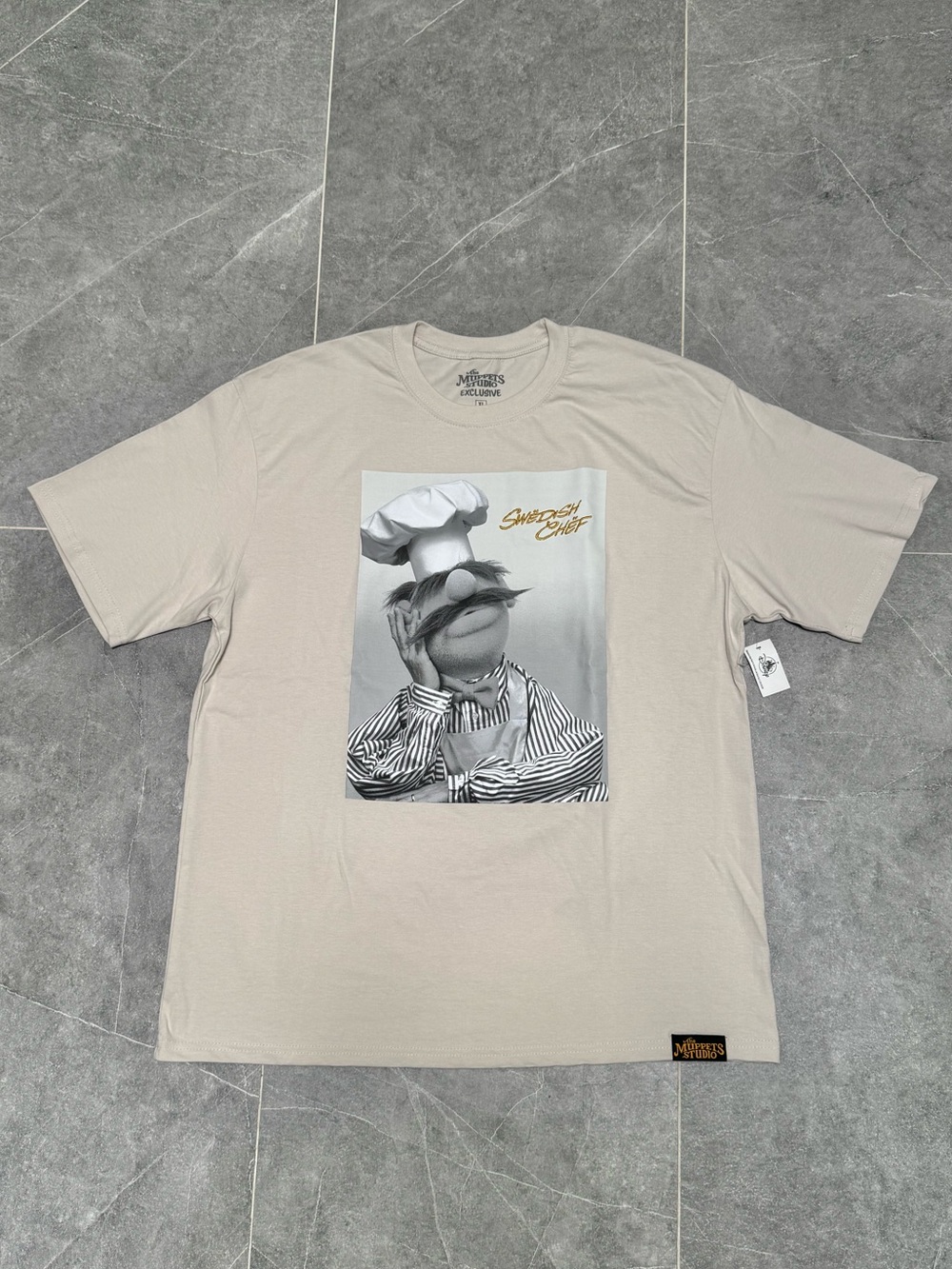 D23 2026 MOG WDI The Muppets Studio Swedish Chef Mens Beige Shirt XL